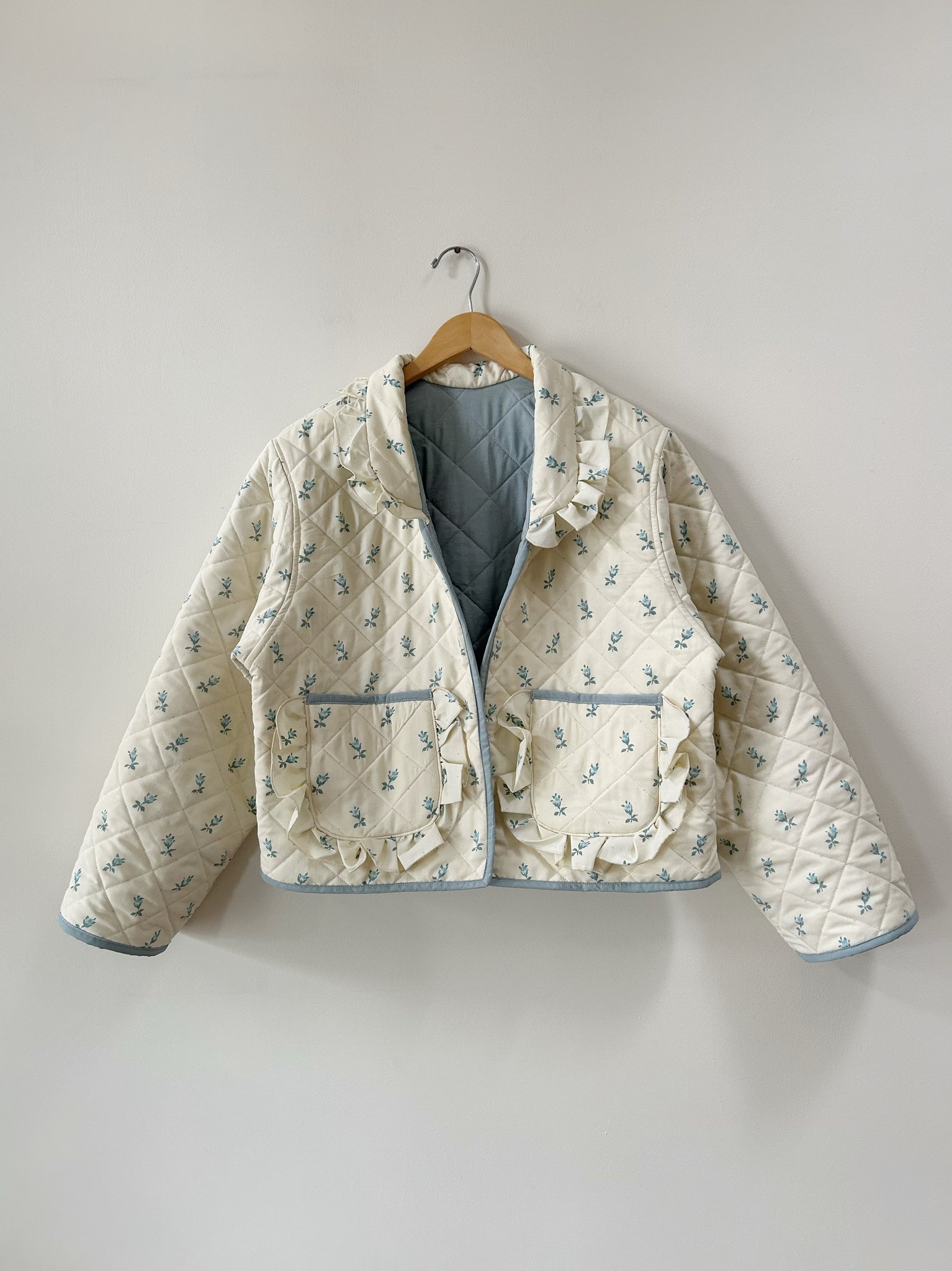 Floral Quilt Jacket - Cream & Blue - Reversible - Hand Made - (S/M)